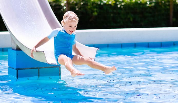 Agregue un tobogán de agua a la cubierta de la piscina para que sea más animada para usted y los niños