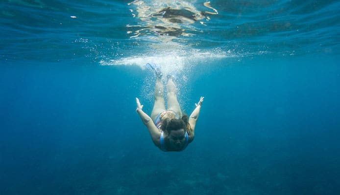 Women_skindiving_in_sea