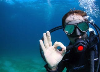 Can_You_Scuba_Dive_With_Glasses_or_Contact_Lenses