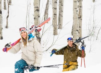 3_Ways_How_To_Carry_Skis