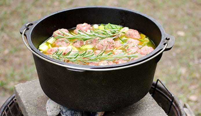 How_To_Choose_Dutch_Oven_For_Camping
