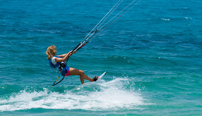 Is_windsurfing_or_kitesurfing_easier_