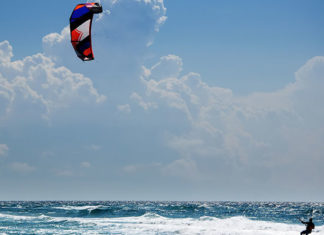 Kitesurfing_vs_Surfing_Comparison_Guide
